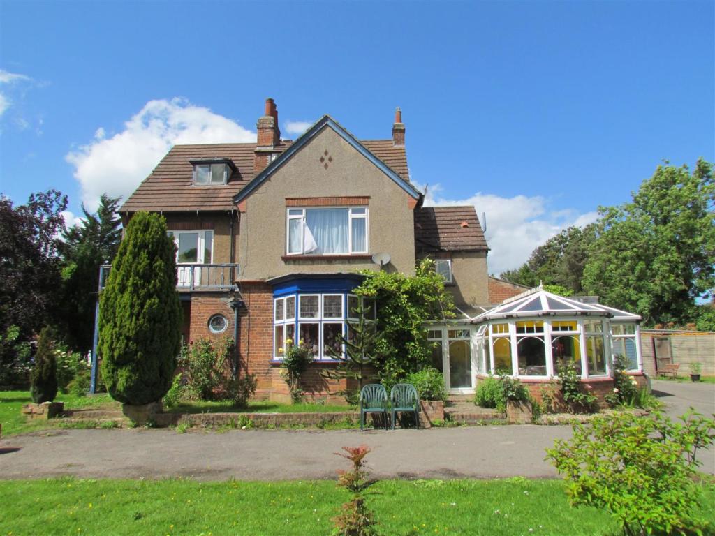 6 bedroom detached house for sale in Ings Lane, Kirkbymoorside, York, YO62