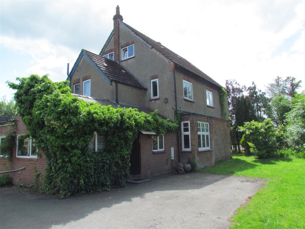 6 bedroom detached house for sale in Ings Lane, Kirkbymoorside, York, YO62