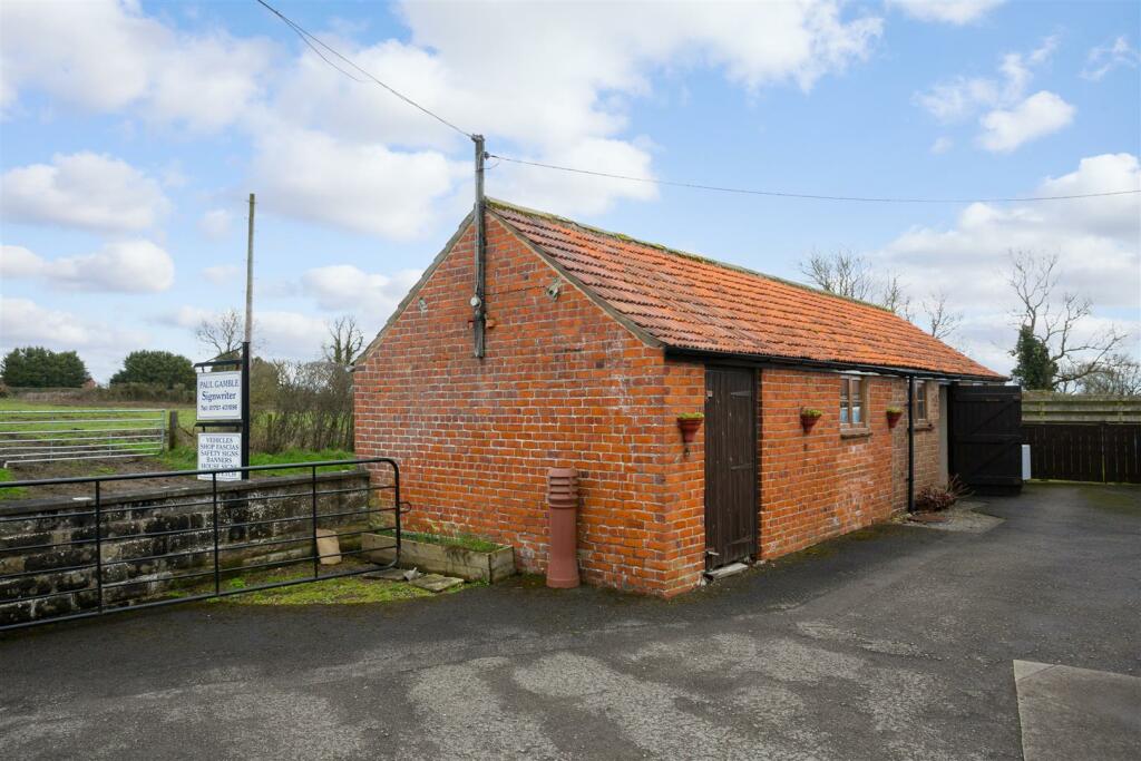 5 bedroom house for sale in Hungerhill Lane, Wombleton, York, YO62