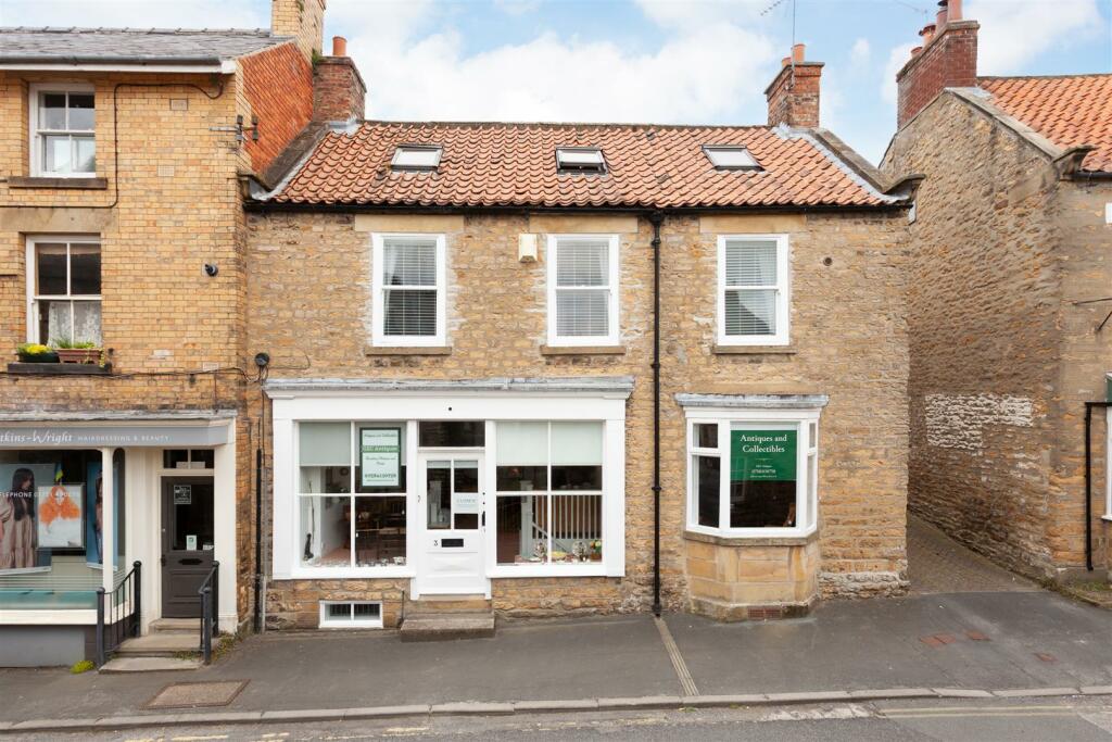 2 bedroom flat for sale in Crown Square, Kirkbymoorside, York, YO62