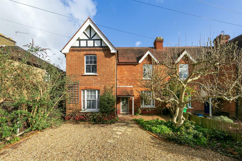 4 bedroom semidetached house for sale in Hanworth Road, Hampton, TW12