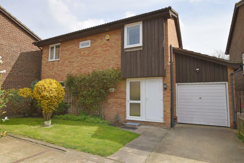 3 bedroom detached house for rent in Morland Close, Hampton, TW12