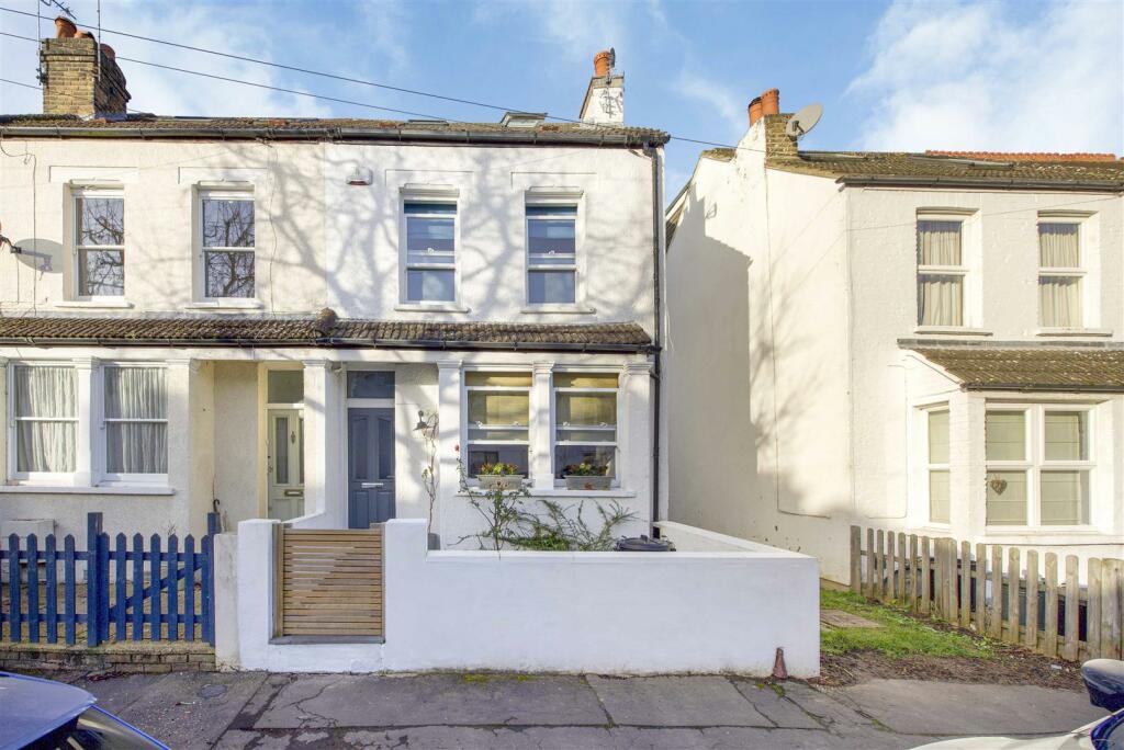 3 bedroom end of terrace house for sale in Malvern Road, Hampton, TW12