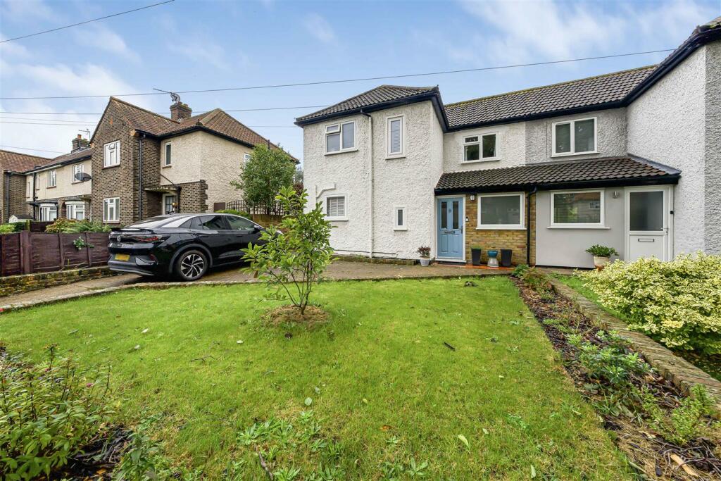 3 bedroom semidetached house for sale in Meadway, Twickenham, TW2