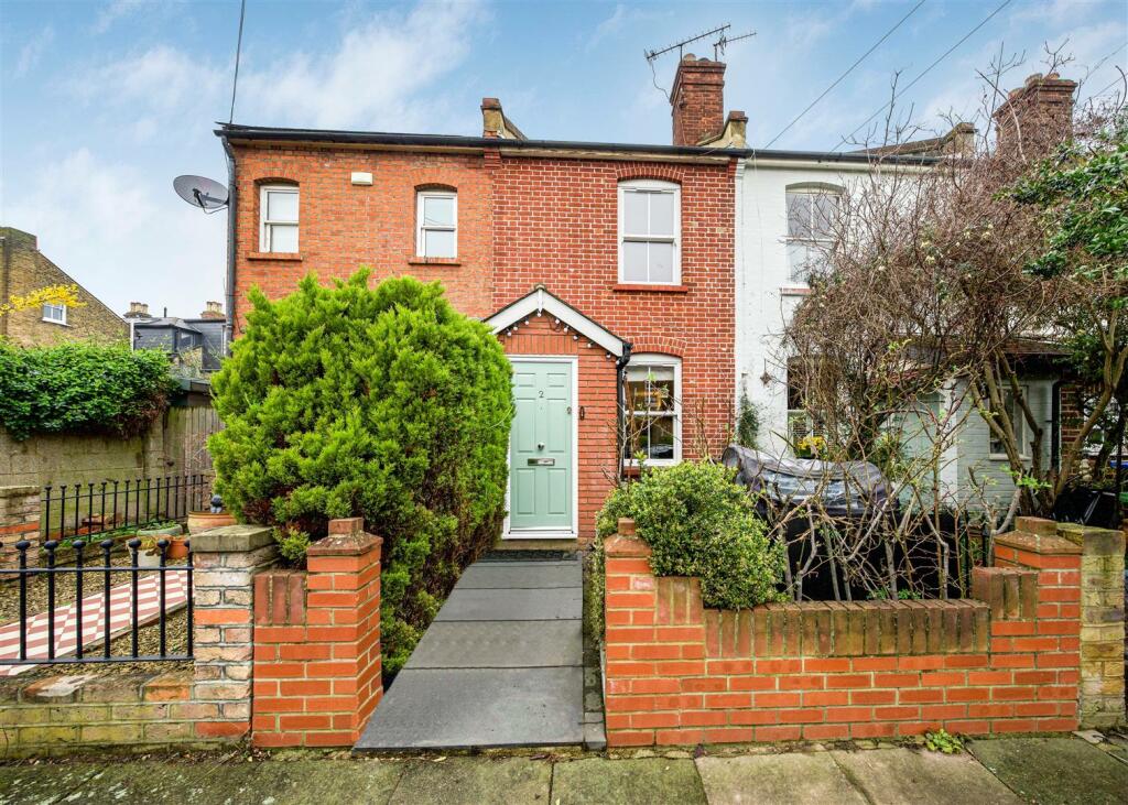 2 bedroom terraced house for sale in Radnor Gardens, Twickenham, TW1