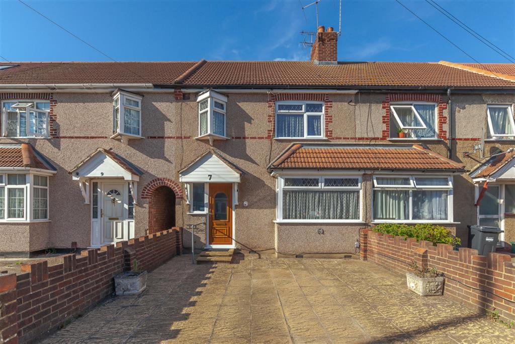 3 bedroom terraced house for sale in Lela Avenue, Hounslow, TW4