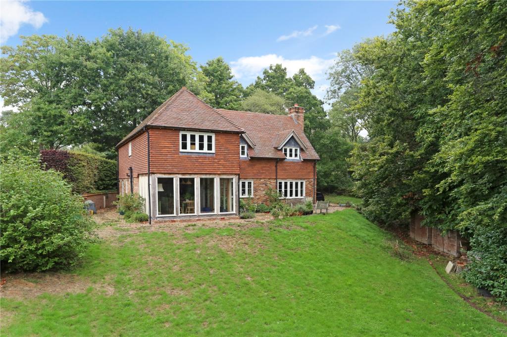 3 bedroom detached house for sale in West End Lane, Frensham, Farnham