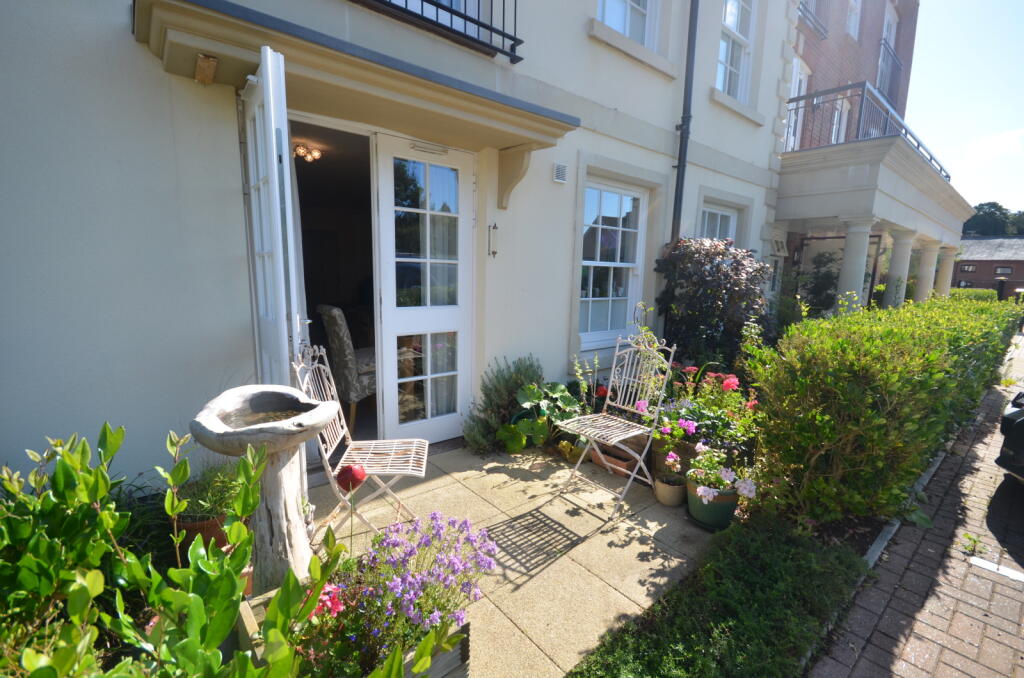 2 bedroom apartment for sale in Longbridge, Farnham, Surrey, GU9