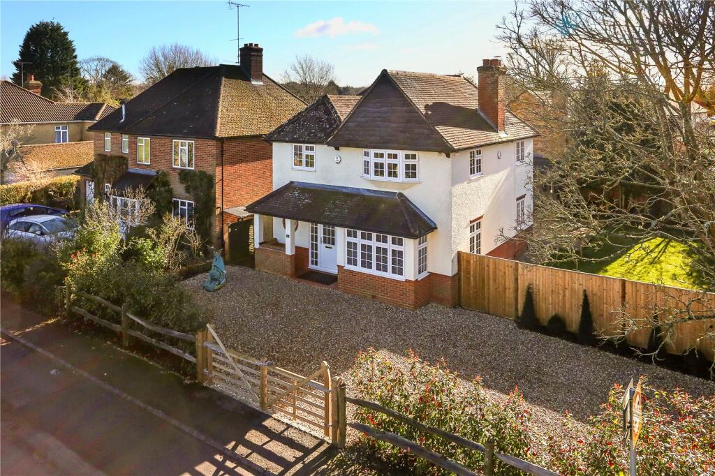 3 bedroom detached house for sale in Recreation Road, Rowledge, Farnham