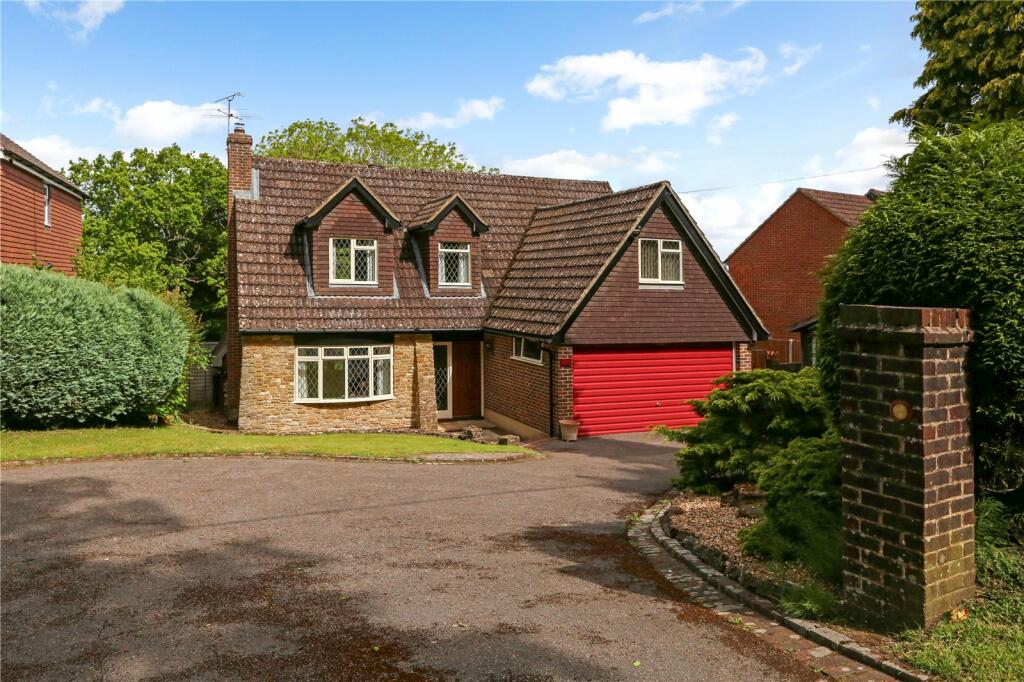 4 bedroom detached house for sale in Wrecclesham Hill, Wrecclesham