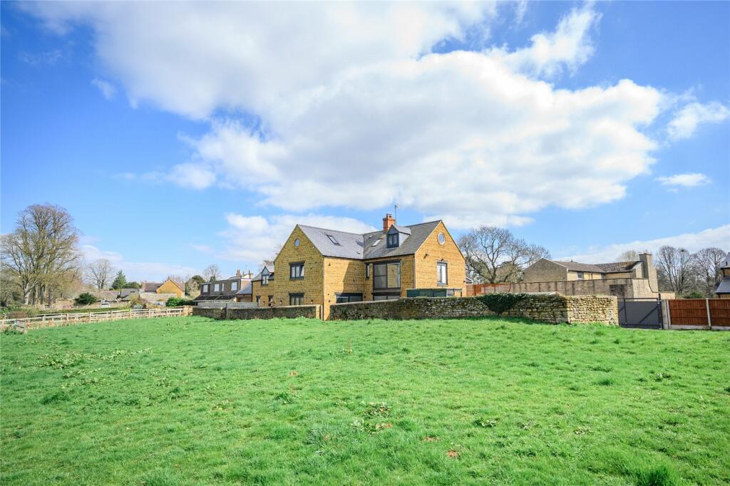 5 bedroom detached house for sale in Manor Road, Adderbury, Banbury
