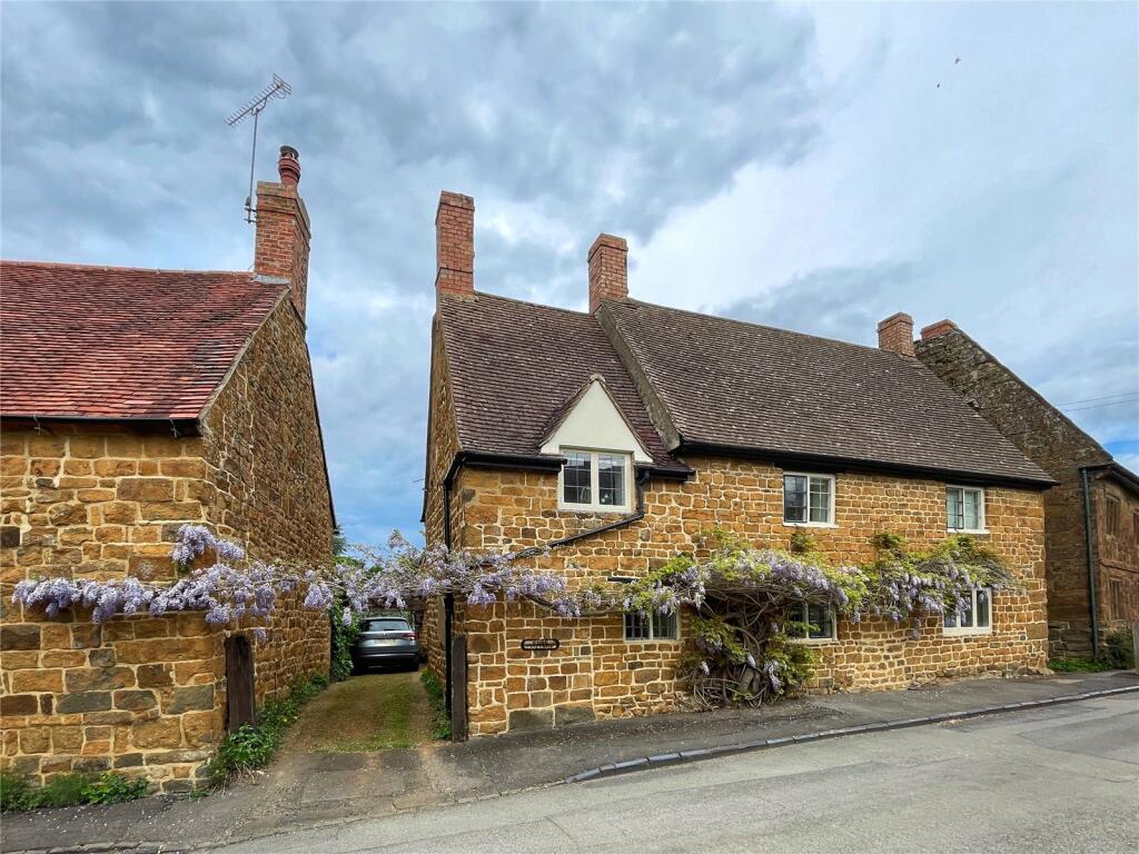 4 bedroom detached house for sale in Church Street, Fenny Compton