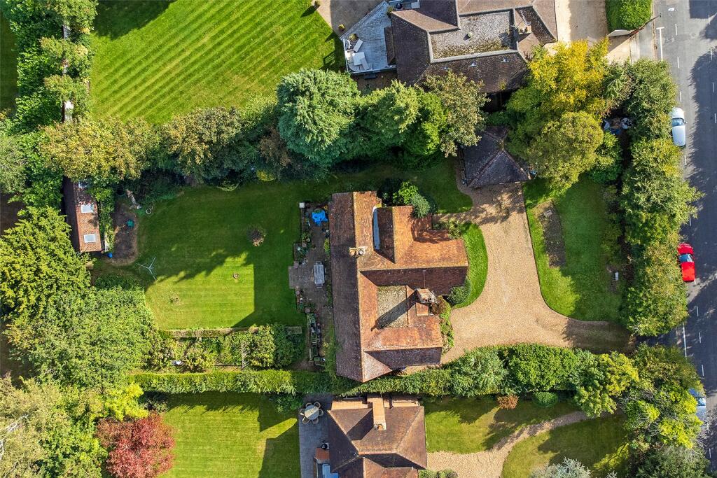 5 bedroom detached house for sale in Grove Road, Beaconsfield