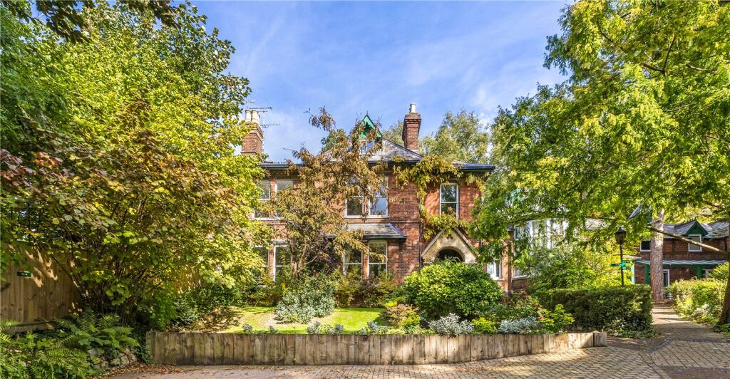 Main image of property: Amersham Hill, High Wycombe, Buckinghamshire, HP13