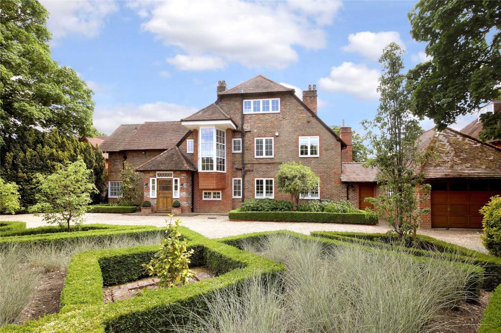 6 bedroom detached house for sale in Bulstrode Way, Gerrards Cross