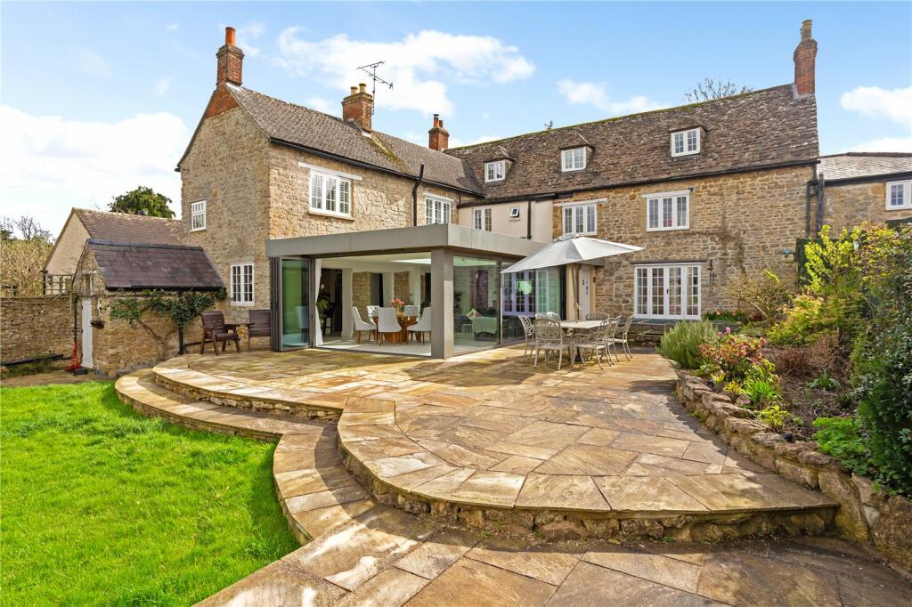 6 bedroom detached house for sale in High Street, Purton, Swindon, SN5