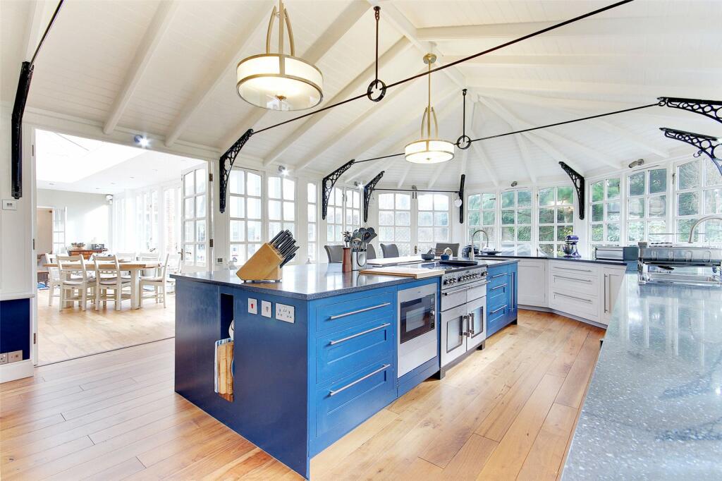 6 bedroom detached house for sale in Blackhouse Hill, Newington