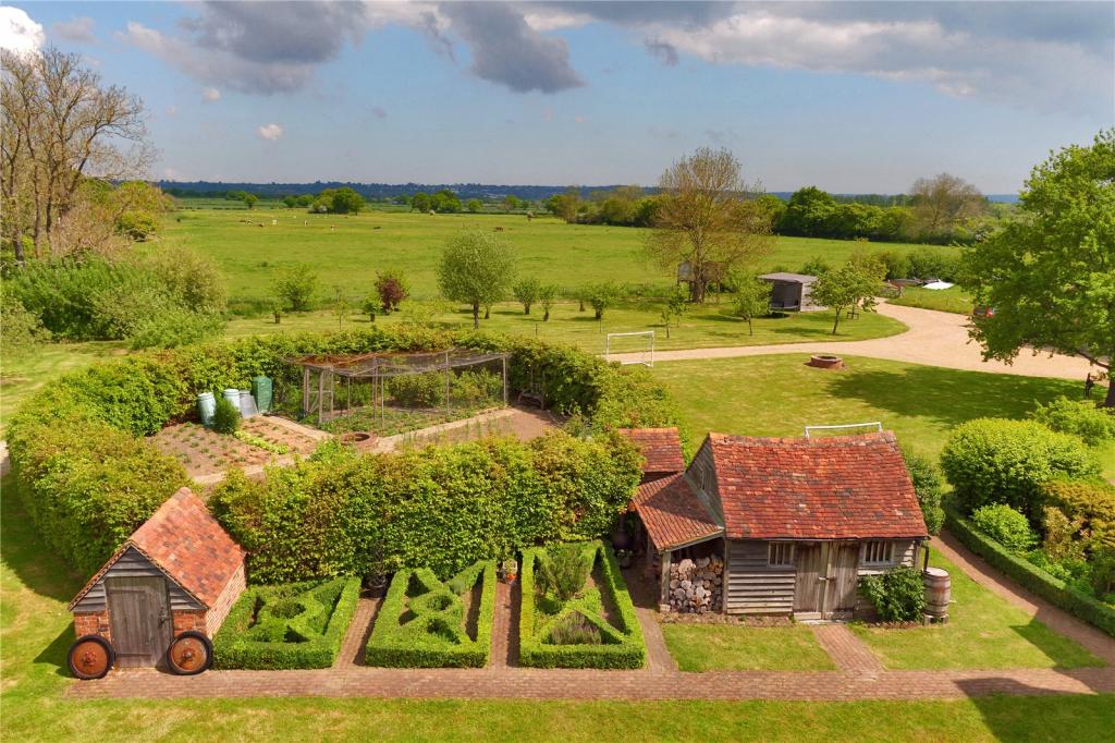 5 bedroom detached house for sale in Couchman Green Lane, Staplehurst