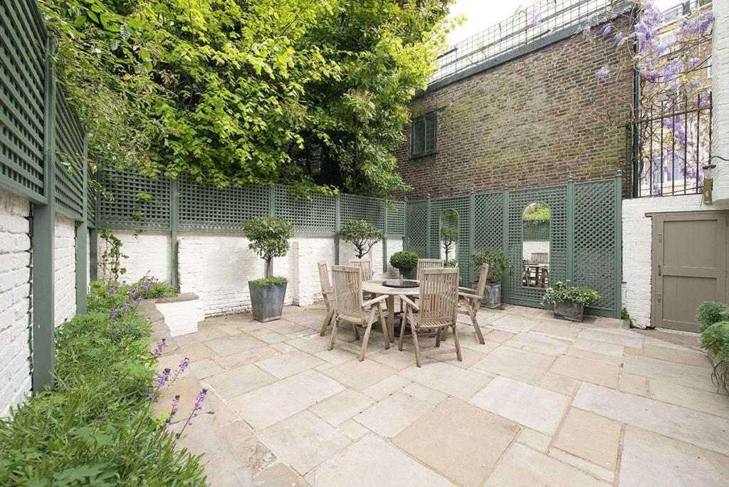 6 bedroom terraced house for sale in Victoria Road, London, W8, W8
