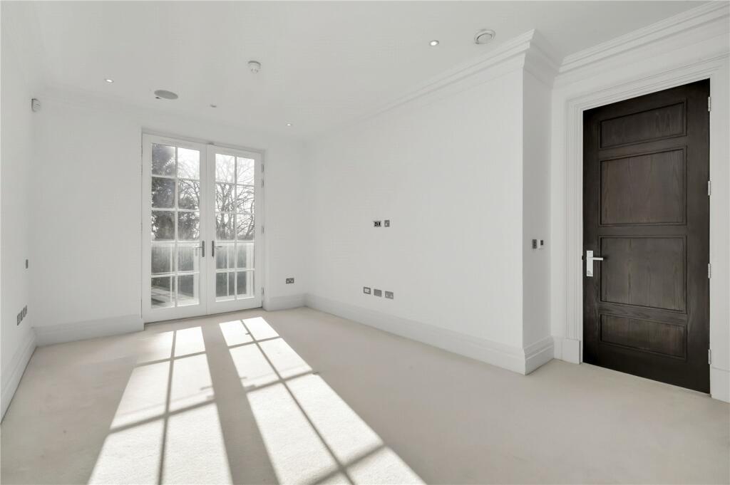 1 bedroom apartment for sale in Hill House, Portsmouth Road, Esher, Surrey, KT10