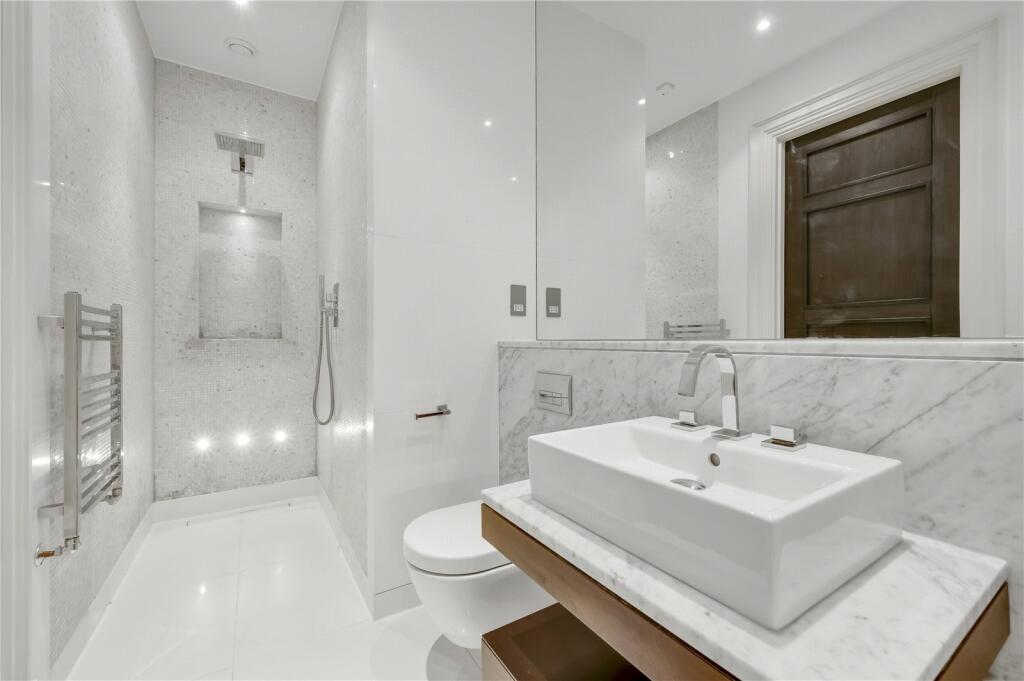 1 bedroom apartment for sale in Hill House, Portsmouth Road, Esher, Surrey, KT10