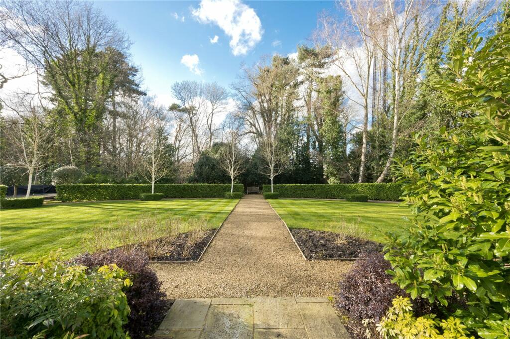1 bedroom apartment for sale in Hill House, Portsmouth Road, Esher, Surrey, KT10
