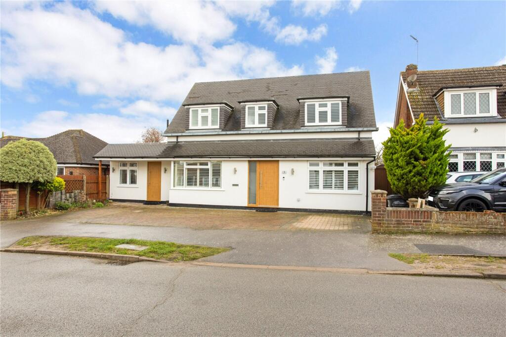 4 bedroom detached house for sale in Newlyn Close, Bricket Wood, St. Albans, Hertfordshire, AL2
