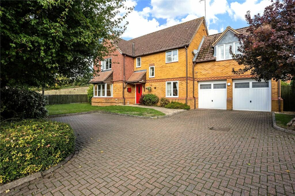 4 bedroom detached house for sale in Mancroft Road, Aley Green, Bedfordshire, LU1
