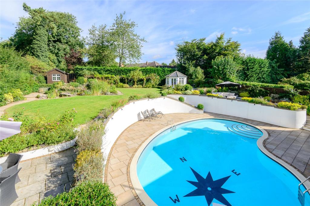 5 bedroom detached house for sale in The Leas, Hemel Hempstead