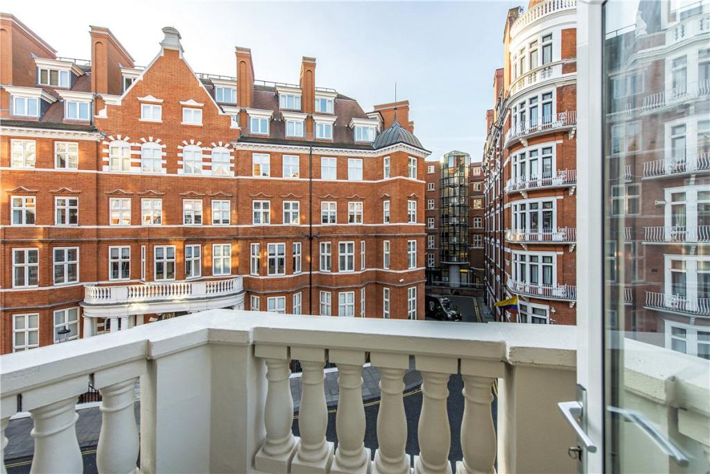 3 bedroom apartment for rent in Hans Crescent, London, SW1X