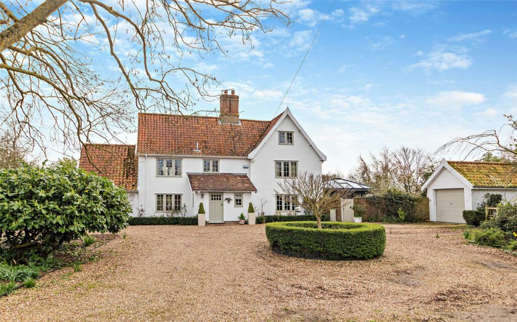 4 bedroom detached house for sale in Norwich Road, Hedenham, Bungay
