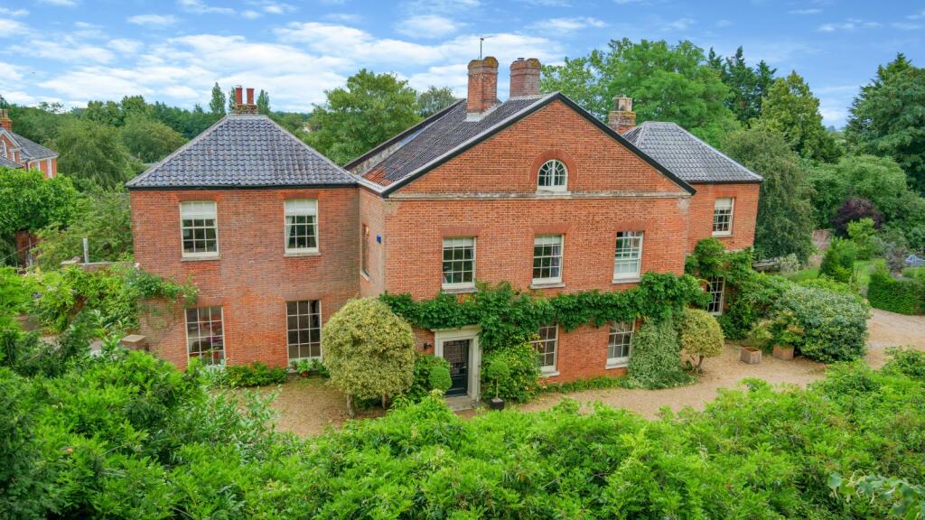6 bedroom detached house for sale in High Bungay Road, Loddon, Norwich
