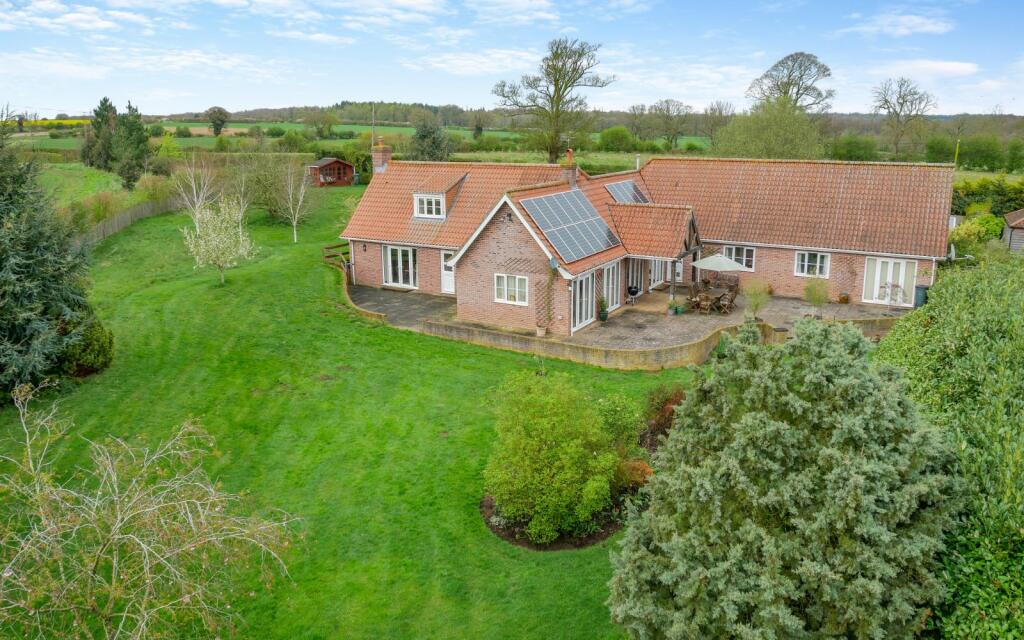 5 bedroom detached house for sale in Aylsham Road, Saxthorpe, Norwich, NR11