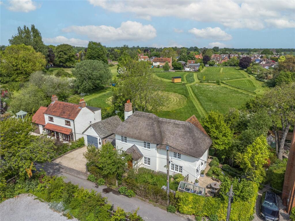 3 bedroom detached house for sale in Fieldside, East Hagbourne, Didcot