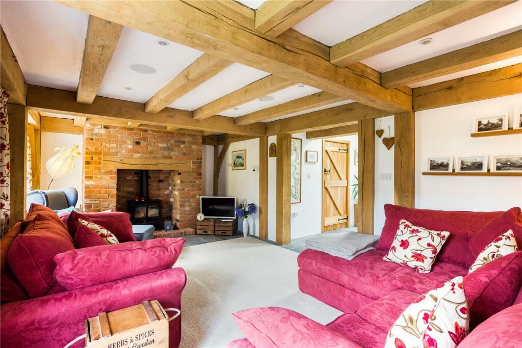 3 bedroom detached house for sale in Fieldside, East Hagbourne, Didcot