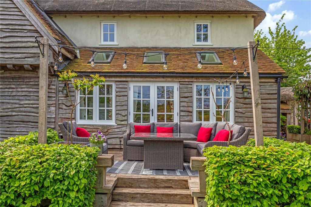 3 bedroom detached house for sale in Fieldside, East Hagbourne, Didcot