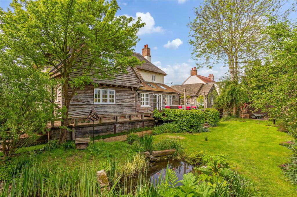 3 bedroom detached house for sale in Fieldside, East Hagbourne, Didcot