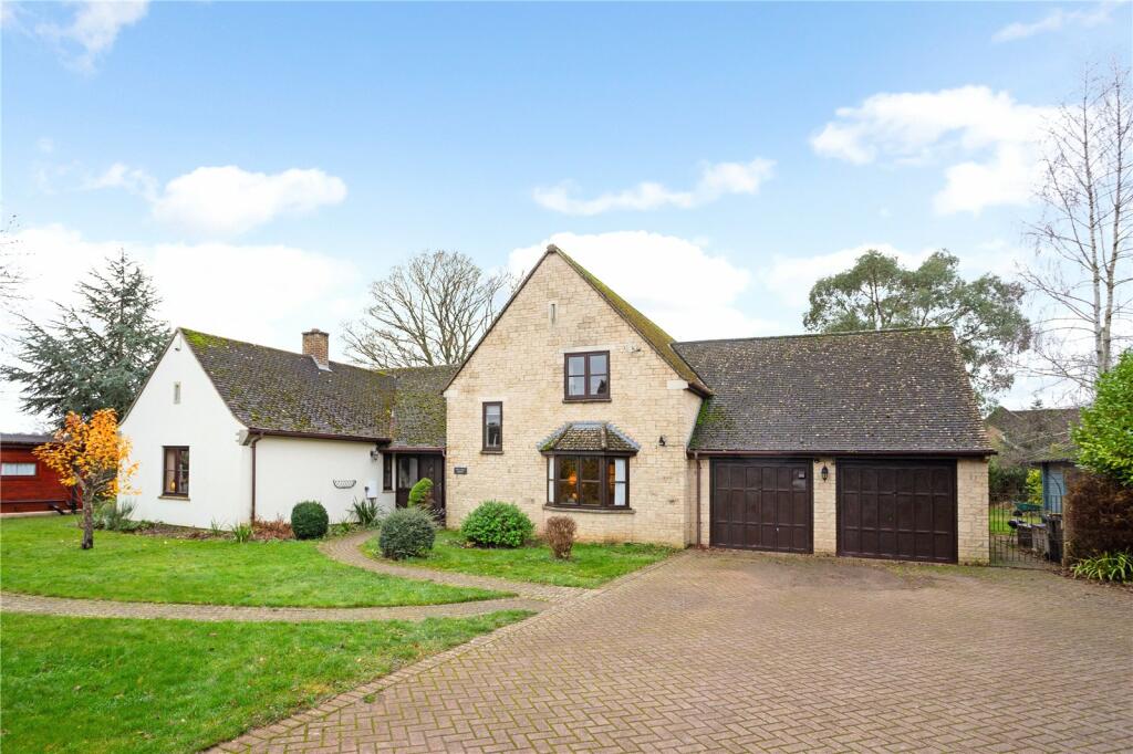 4 bedroom detached house for sale in Bladon Road, Woodstock