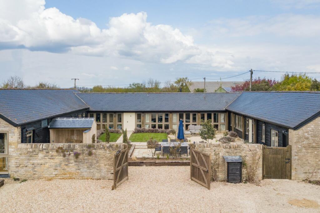 6 bedroom bungalow for sale in Chimney, Bampton, Oxfordshire, OX18