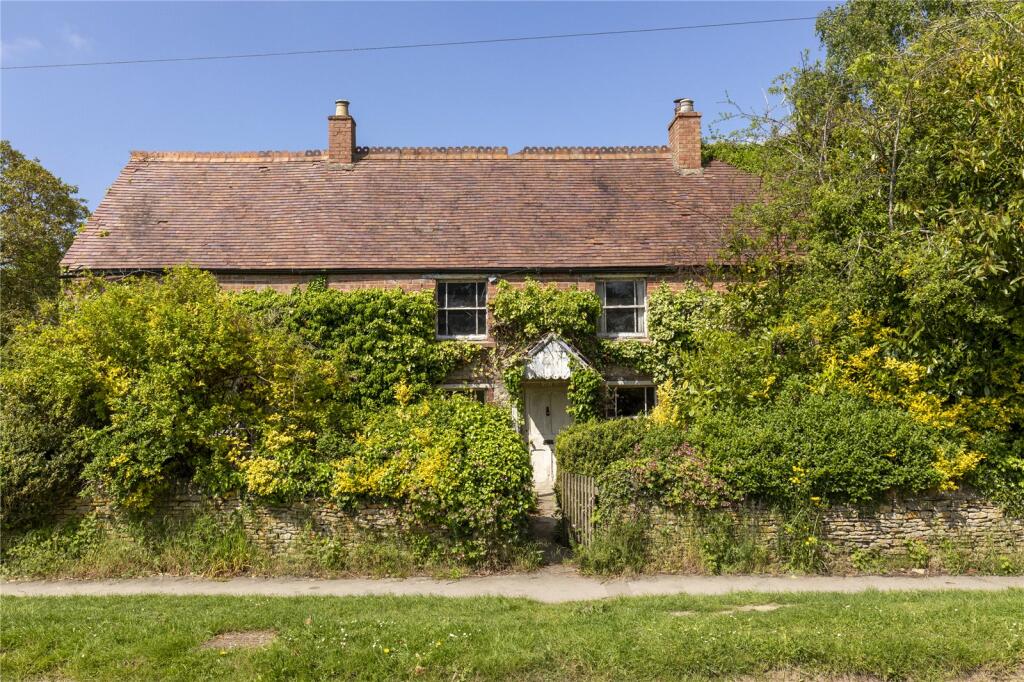 3 bedroom detached house for sale in Akeman Street, Combe, Witney