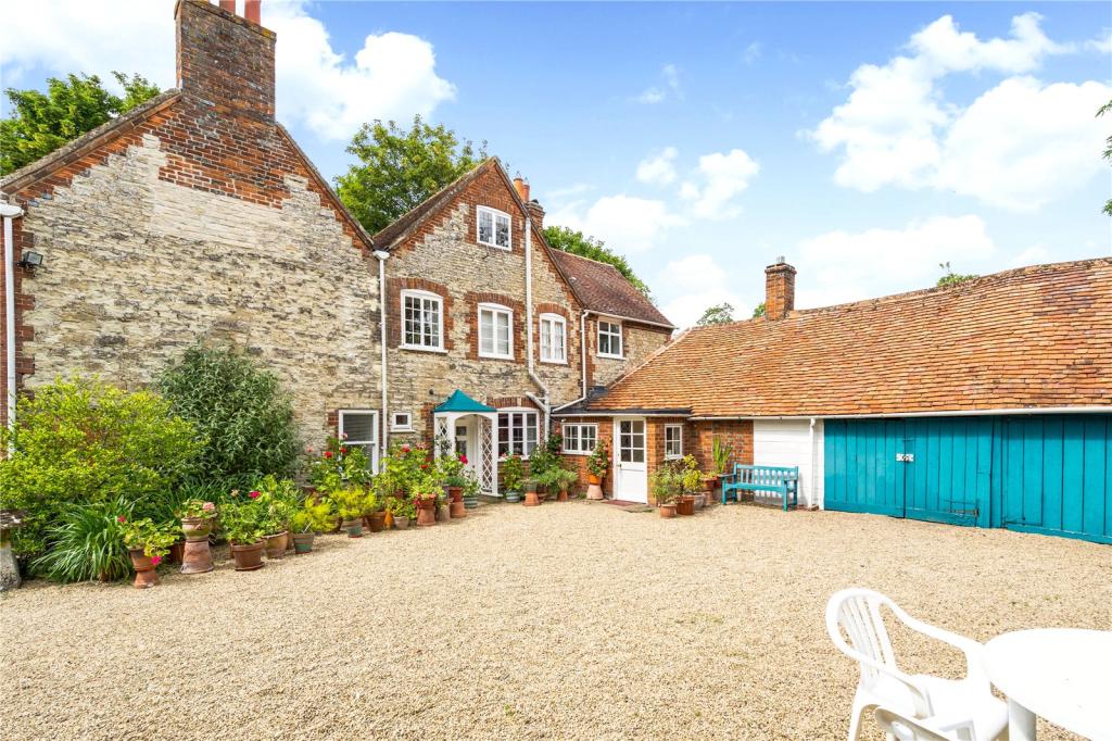 5 bedroom detached house for sale in Warborough Road, Shillingford