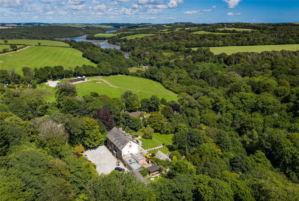 7 bedroom detached house for sale in MawganInMeneage, Helston