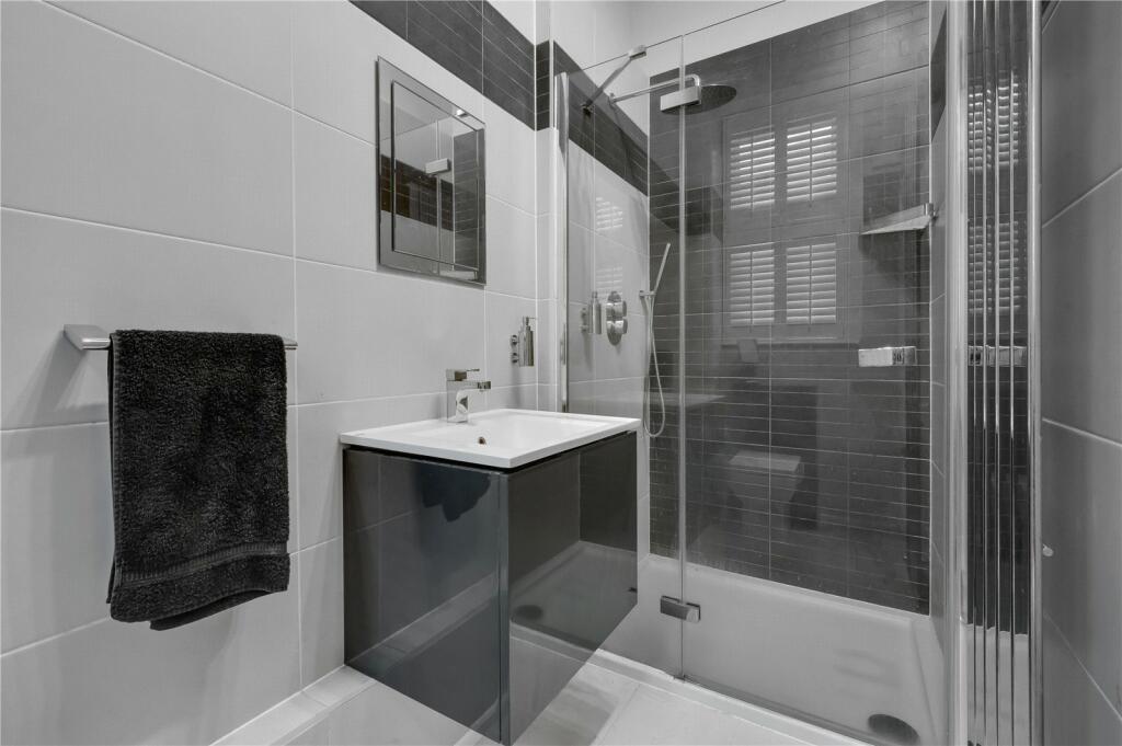 3 bedroom apartment for sale in Queens Road, Weybridge, Surrey, KT13