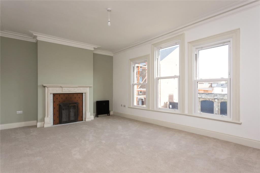 6 bedroom terraced house for sale in Fulford Road, York, YO10