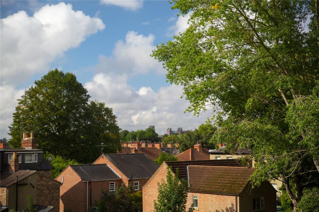 6 bedroom terraced house for sale in Fulford Road, York, YO10