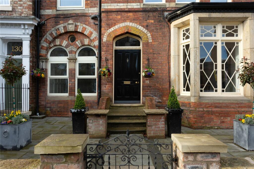 6 bedroom terraced house for sale in Fulford Road, York, YO10