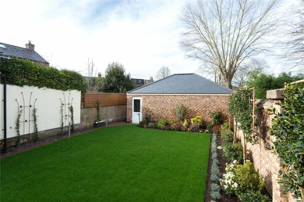 6 bedroom terraced house for sale in Fulford Road, York, YO10