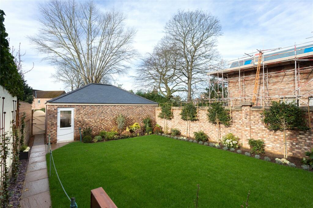 6 bedroom terraced house for sale in Fulford Road, York, YO10