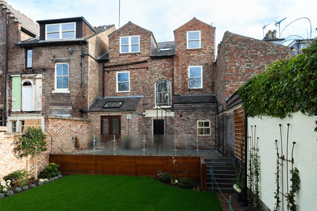 6 bedroom terraced house for sale in Fulford Road, York, YO10