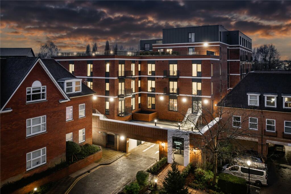 2 bedroom penthouse for sale in Imperial House, Princes Gate, Homer Road, Solihull, West Midlands, B91